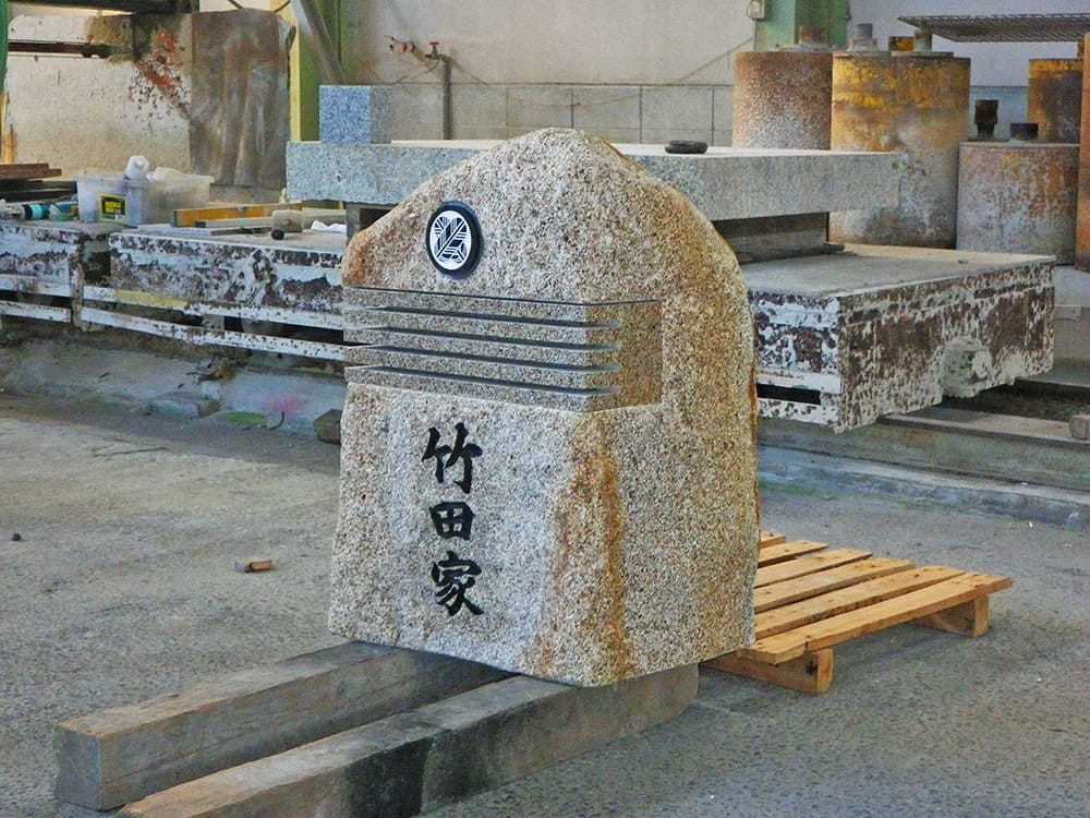 工場で完成した墓石を兼ねた石灯籠